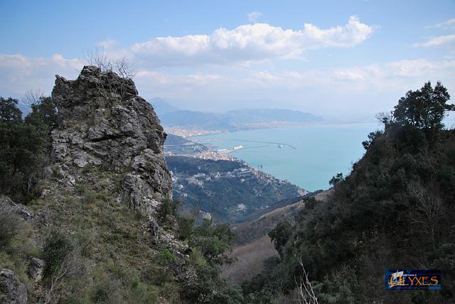 panorama tra lo spuntone di roccia.JPG